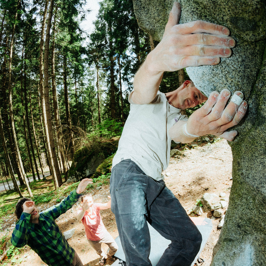 Wild Country Climbing Flow T-Shirt Man Outdoor Action Moonstone - Product In Use