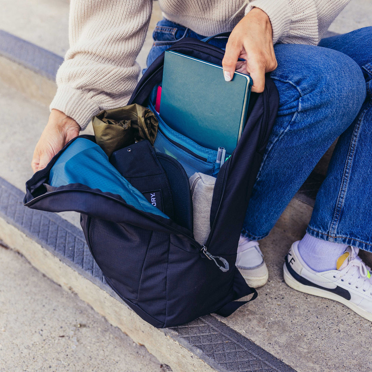Gregory Retna 25 Backpack in Carbon Sky - Main Compartment Access