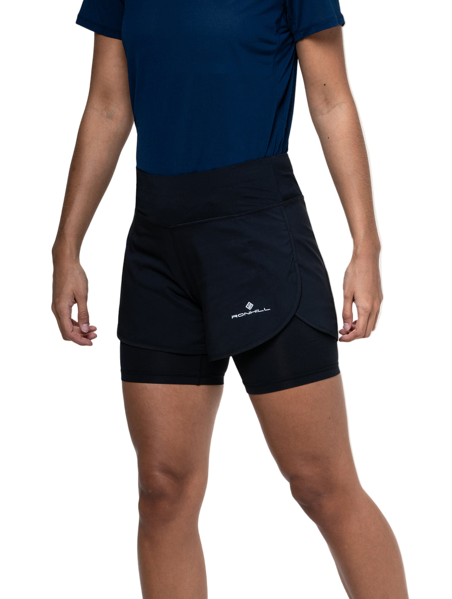 Ronhill Women's Tech 4.5" Twin Short in All Black - front fit close-up