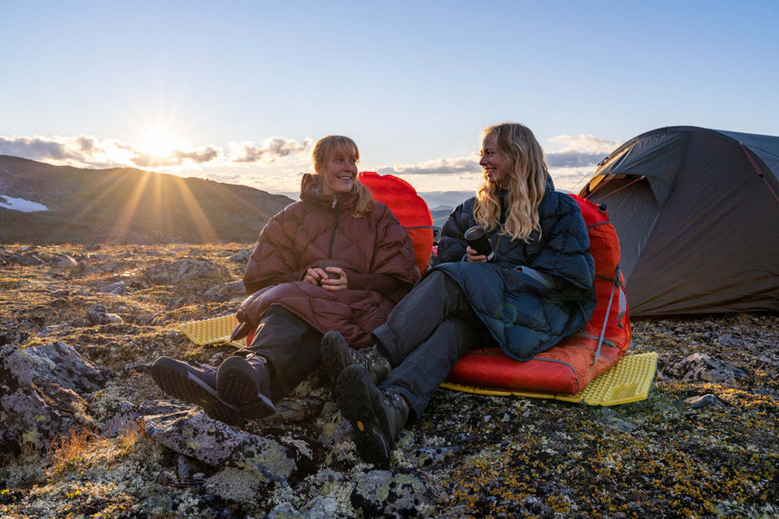 Thermarest Honcho Down Poncho Outdoor Action OuterSpace Blue- Product in use 2