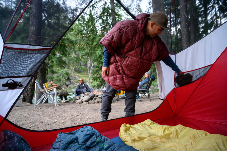 Thermarest Honcho Down Poncho Outdoor Action OuterSpace Blue- Product in use 3