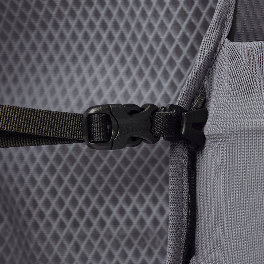 Black Diamond Distance 4 Hydration Vest Outdoor Action Carbon- Front buckles