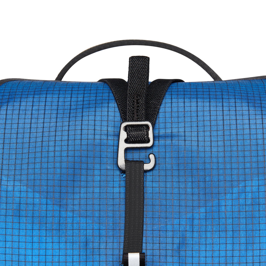 Black Diamond Distance 22 Backpack Outdoor Action- closure mechanism
