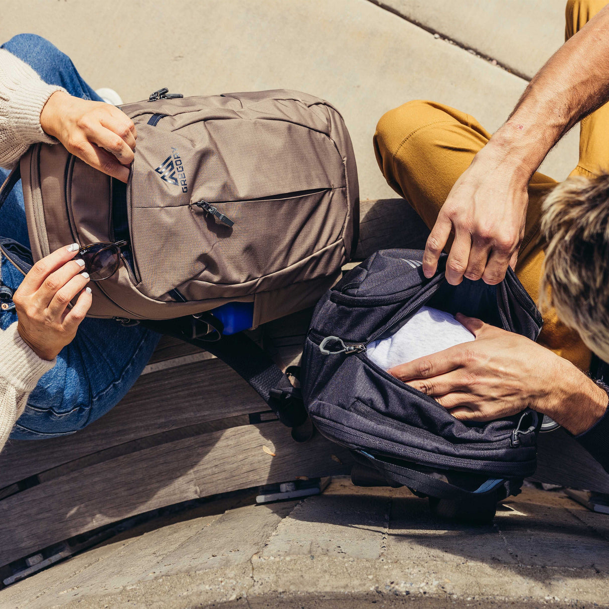 Gregory Retna 25 Backpack in Carbon Sky - Contents Access