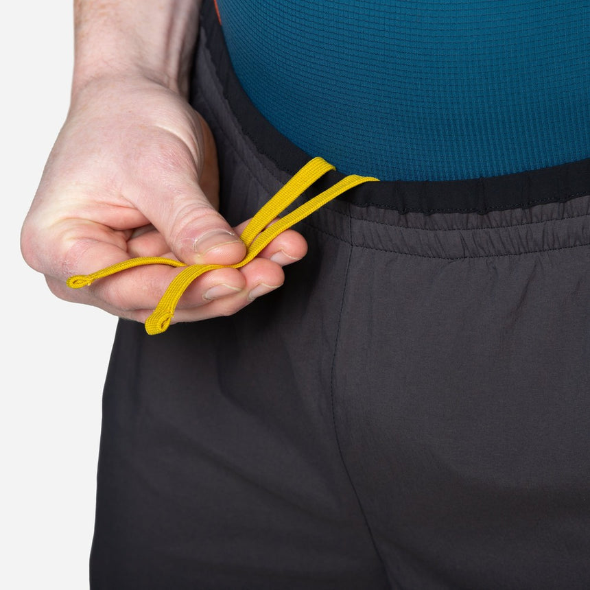 Mountain Equipment Dynamo Men's Twin Short Outdoor Action Obsidian - Stretch drawcord adjustment