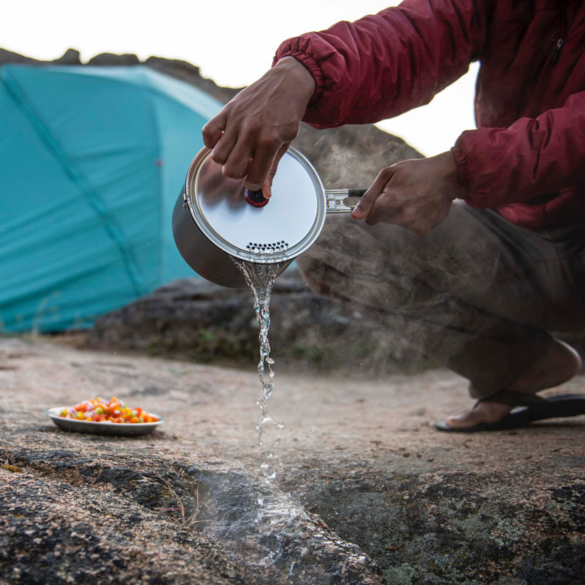 MSR Ceramic 2.5L Pot outdoor Action - Lid strainer