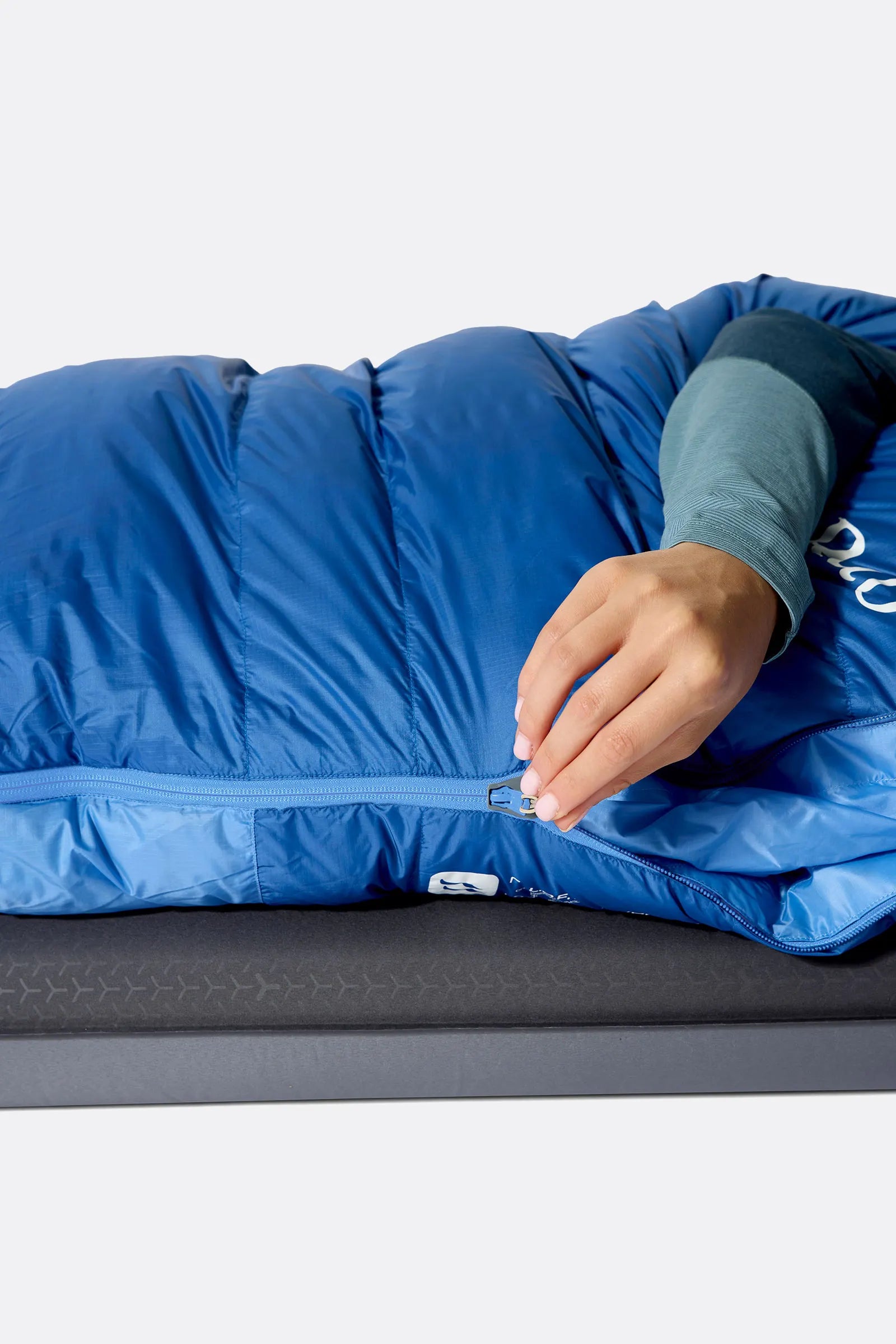 Rab Women's Ascent Down Sleeping Bag (-12°C/10F) in Dark Bluebird/Birdbird - Model Arm Out