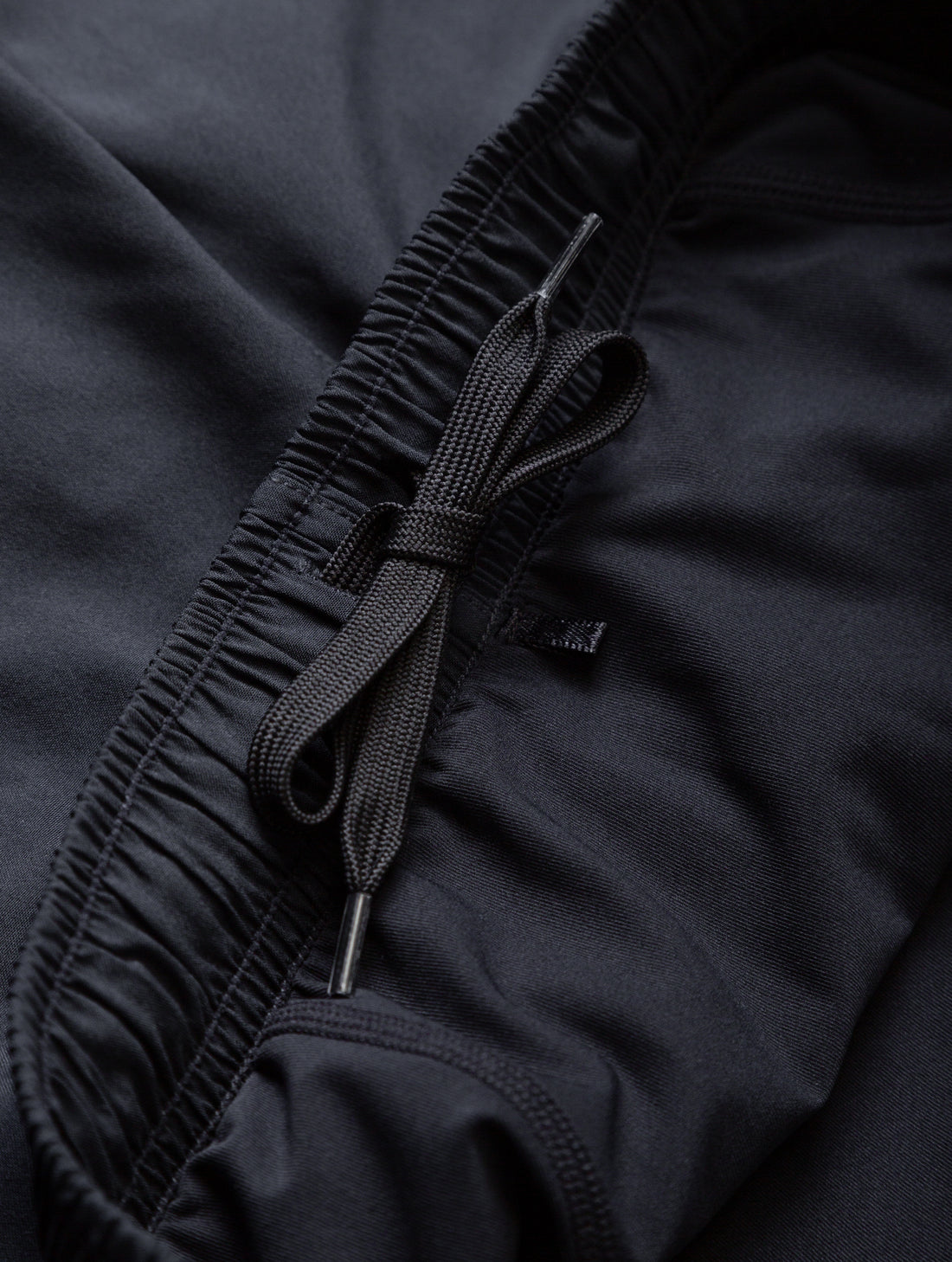 Ronhill Men's Core 5" Twin Short in All Black - drawcord detail