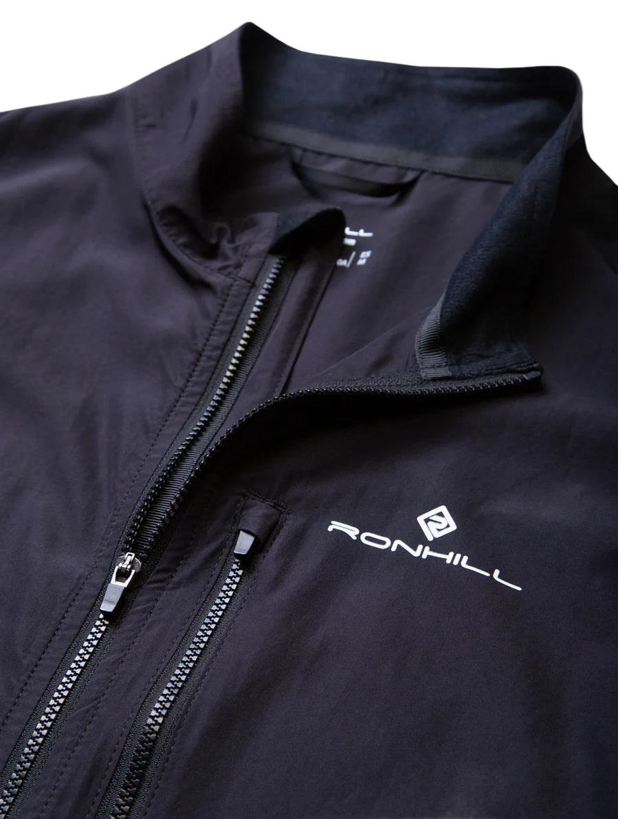 Ronhill Men's Core Gilet in All Black - zip detail