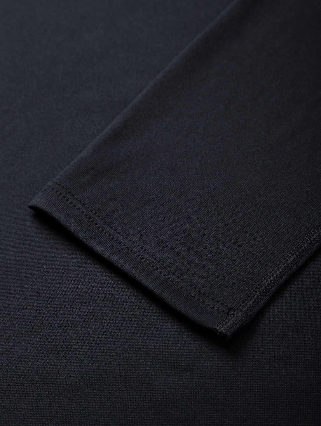 Ronhill Men's Core L/S Tee in Black/Bright White - cuff detail