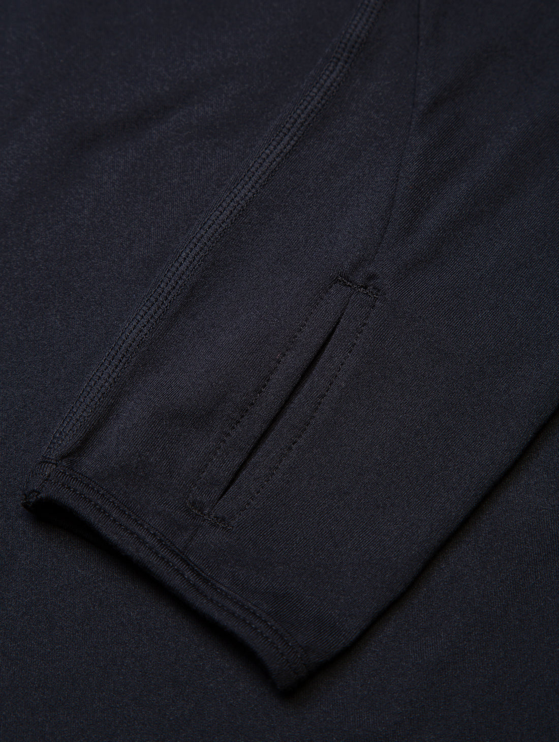 Ronhill Women's Core Thermal 1/2 Zip in Black/Bright White - thumb loop detail