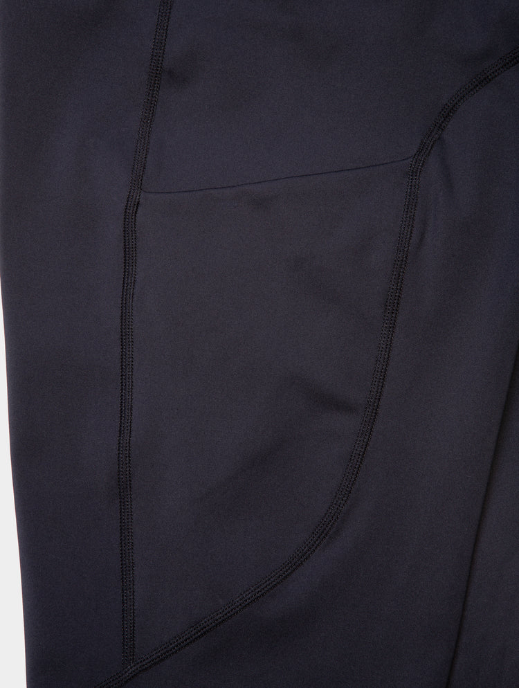 Ronhill Women's Tech Capri in All Black - thigh tuck pocket detail