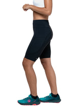 Ronhill Women's Tech Stretch Short in All Black - thigh pocket detail