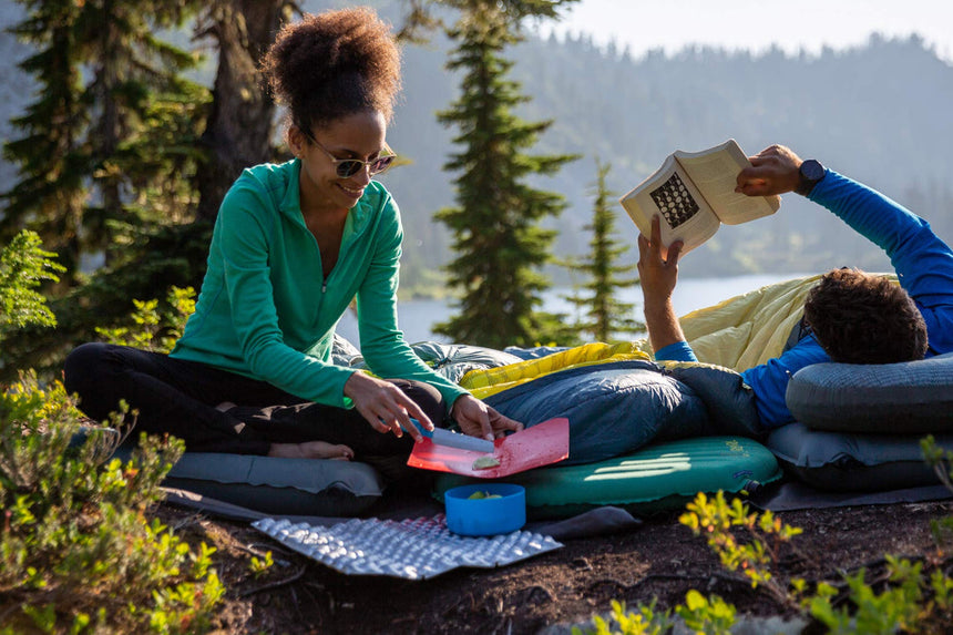 Thermarest Z Seat Outdoor Action Limon / Silver- In use (2)