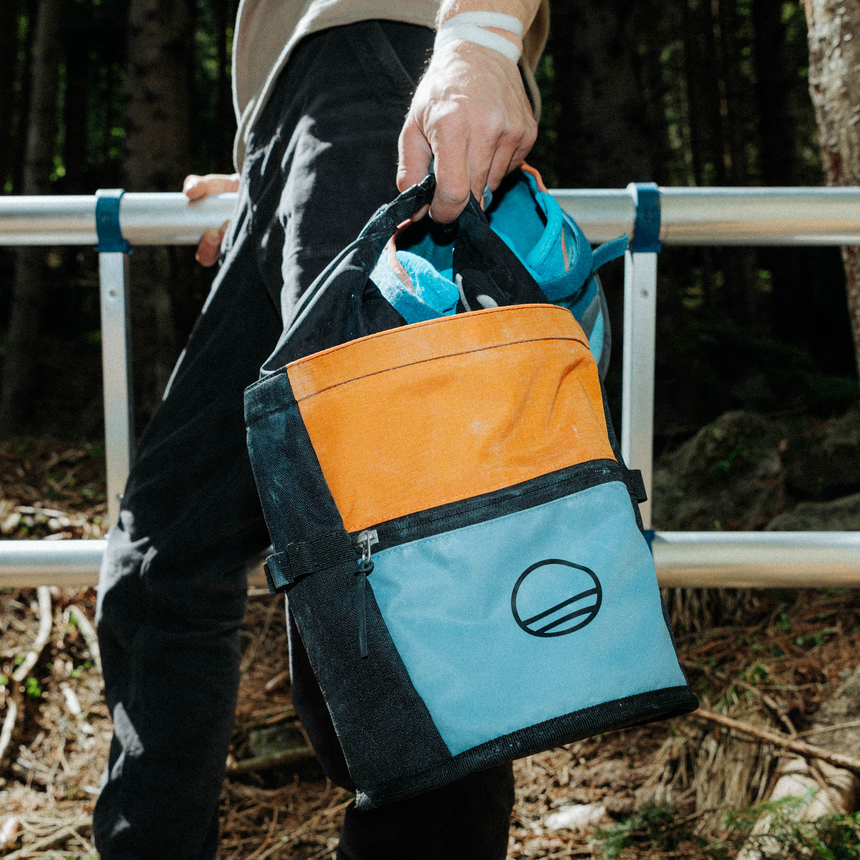 Wild Country Climbing Sequence Chalk Bucket Deepwater/Sandstone/Black - Model Holding Bucket