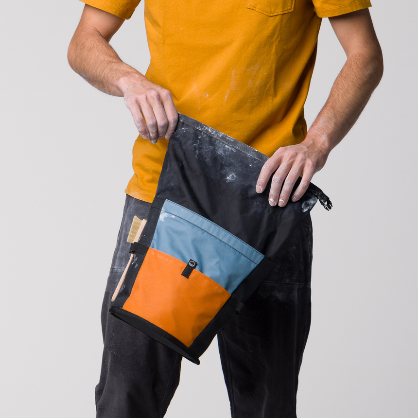 Wild Country Climbing Sequence Chalk Bucket Deepwater/Sandstone/Black - Model Holding Roll top