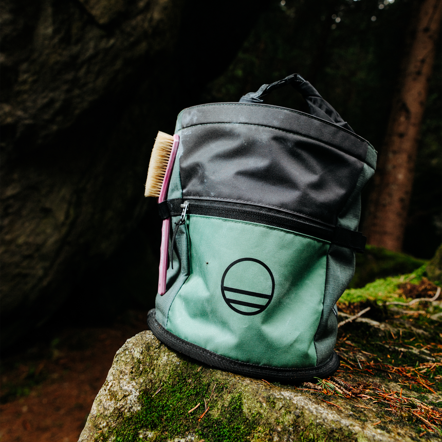 Wild Country Climbing Sequence Chalk Bucket Outdoor Action Green Ivy/Marsh/Onyx - Sitting on Rock