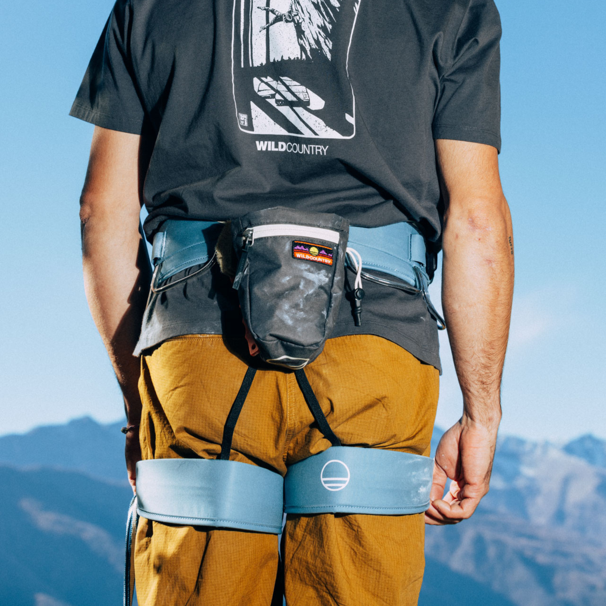 Wild Country Climbng Flow 2.0 Men's Harness Outdoor Action Deepwater/Black - Chalk Bucket Attached